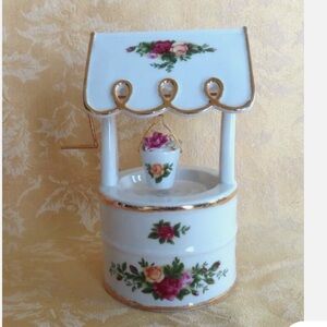 Royal Albert Musical Figurine “Old Country Roses Musical Wishing Well”